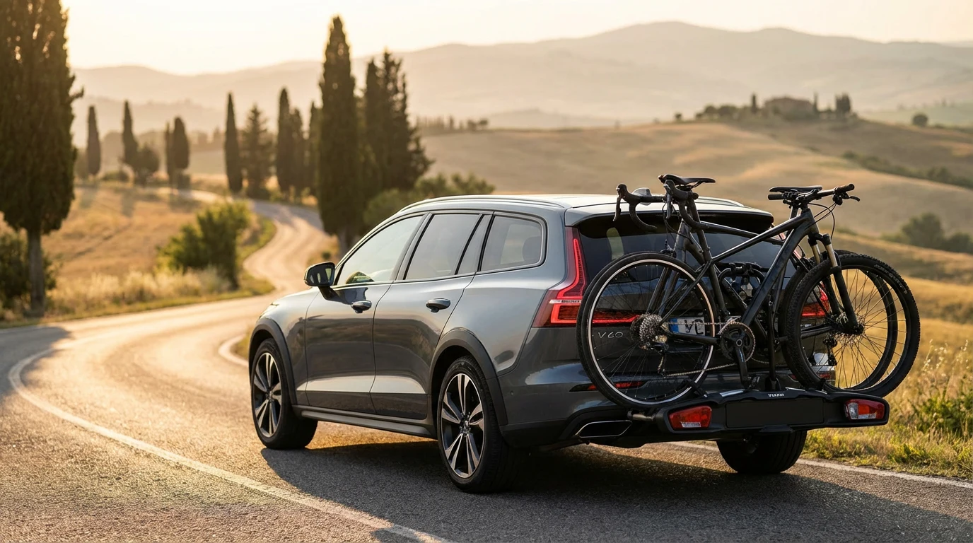 Porte-vélo arrière sur break avec deux vélos, lumière naturelle